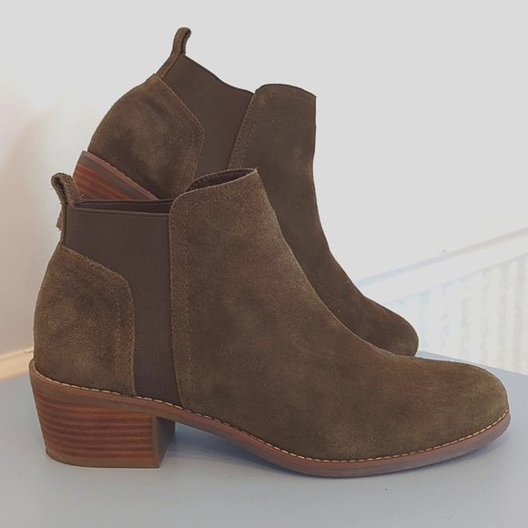 me too Shoes - Me Too size 9.5M Olive Green Suede Booties